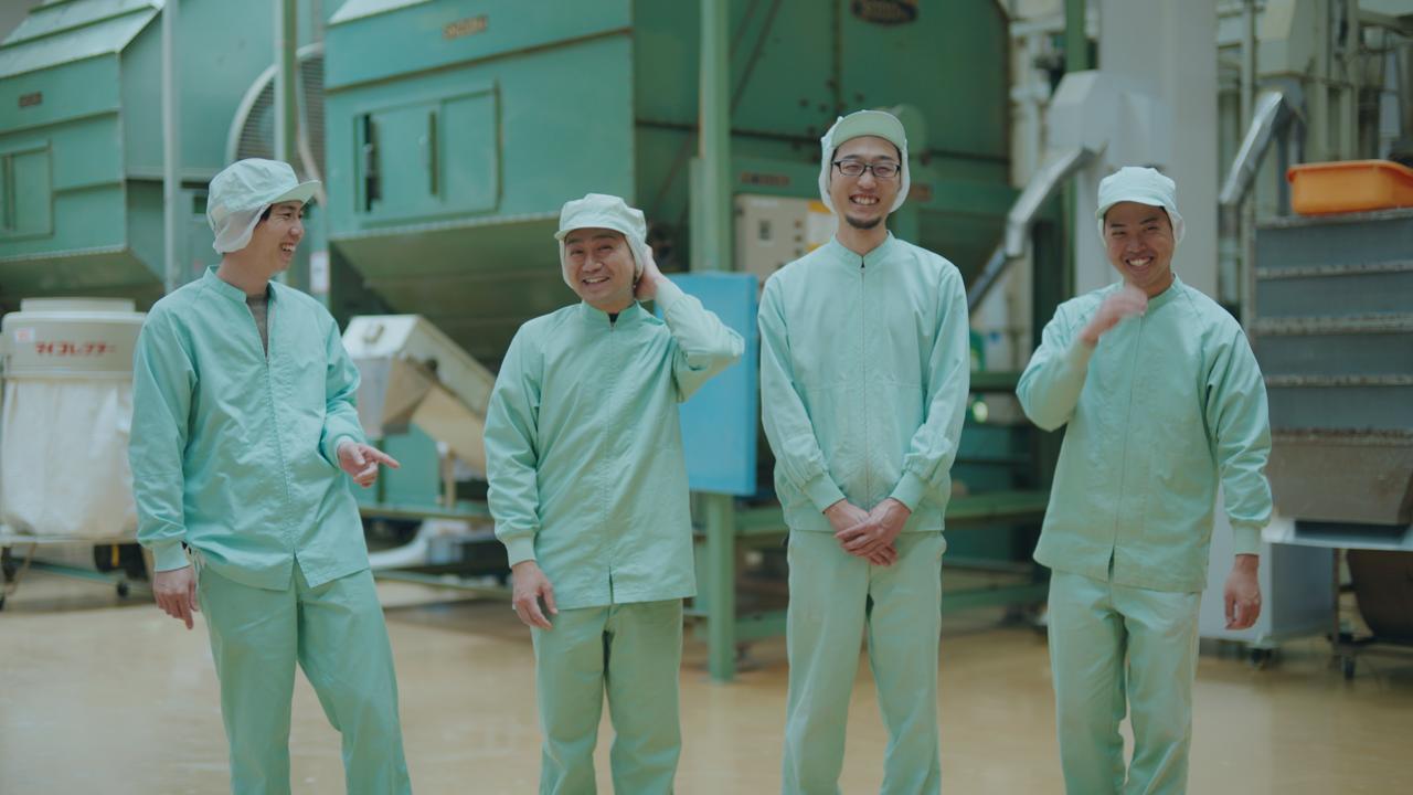 Sasaki Seicha packing team in clean-room uniforms in the packaging facility