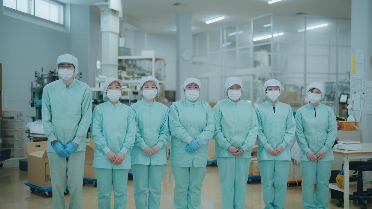 Sasaki Seicha workers in sanitary uniforms beside the tea sorting machinery